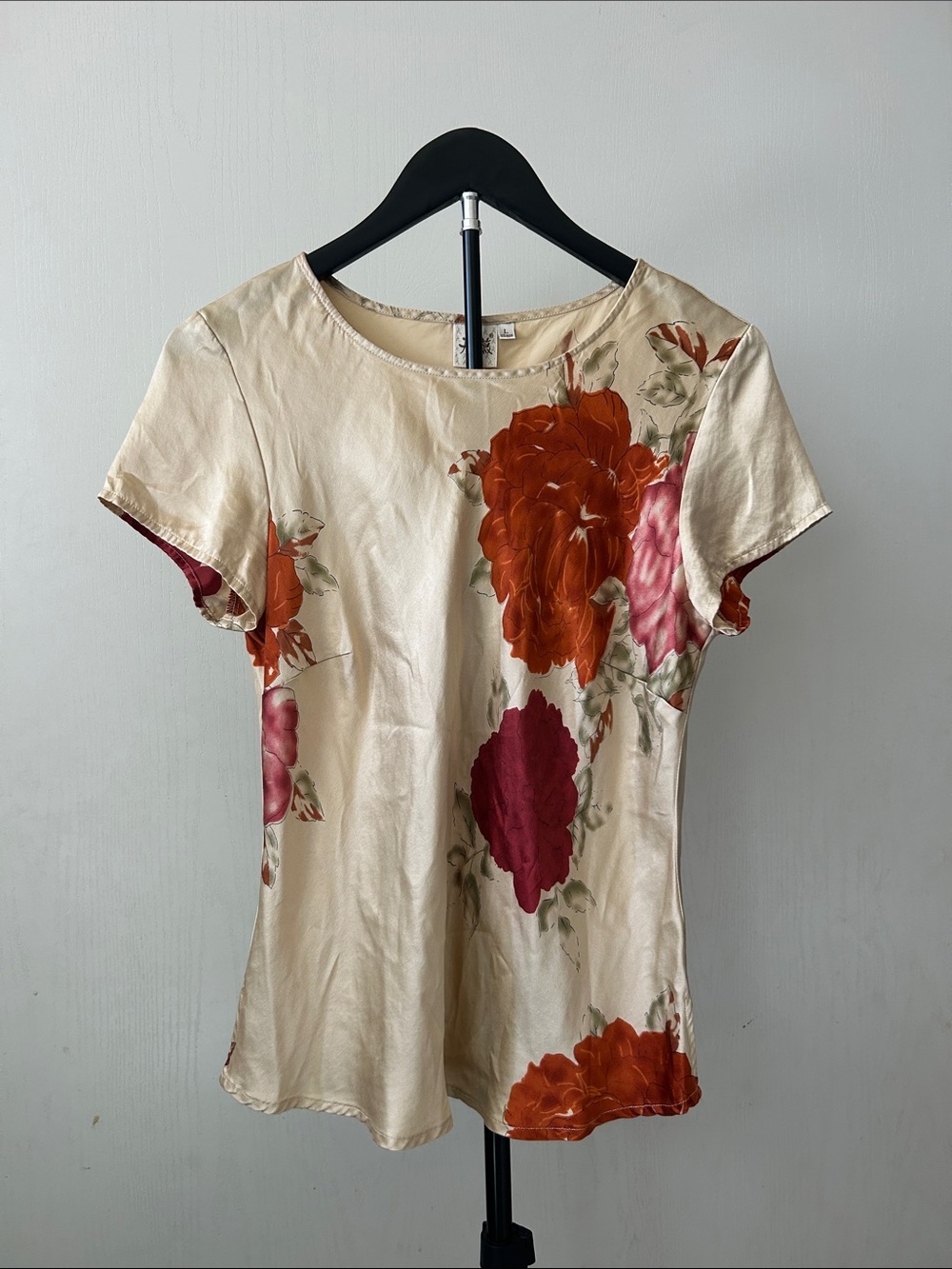 100% Silk Lightweight Floral Print Short-Sleeve Top in Cream and Red